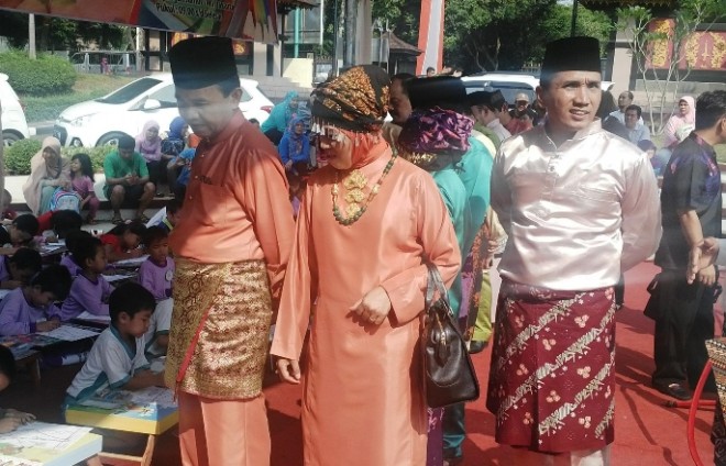 Bupati dan Istri di dampingi Kabag Humas Setda Kerinci menyaksikan lomba mewarnai   